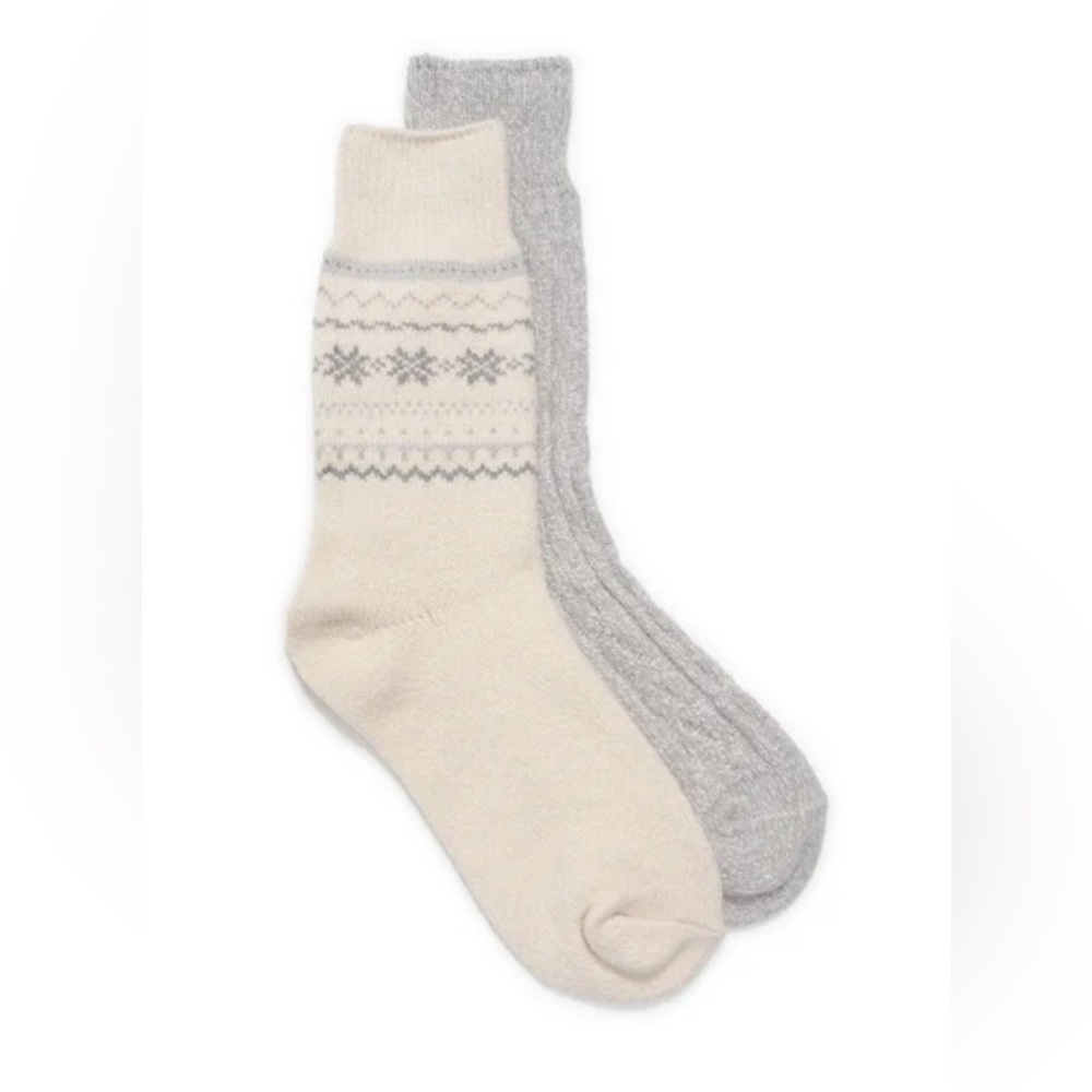 Muk Luks Women’s Crew Socks
2 Pair Pack
Cream and Gray Patterned 
Sz 6-11
NWT